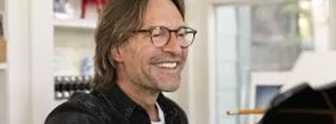 Photo of Eric Whitacre.