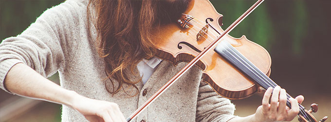 Photo of a violinist.